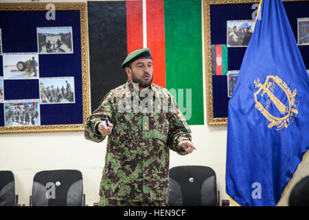 Esercito Nazionale Afghano istruttore con il 203rd Corps parla agli studenti prima di laurearsi presso l'esplosivo pericolo corso di riduzione (EHRC), in avanti su una base operativa Thunder, Patikya provincia, Afghanistan, 8 dicembre, 2013. Il EHRC corso insegna i soldati come gestire al meglio e di ordigni inesplosi esplosa. (U.S. Foto dell'esercito da Cpl. Ambra Stephens/RILASCIATO) Esplosivi riduzione del pericolo corso 131208-A-YX345-007 Foto Stock