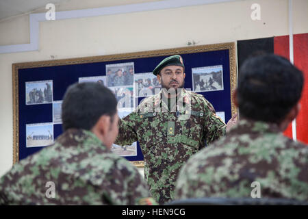 Esercito Nazionale Afghano istruttore con il 203rd Corps parla agli studenti prima di laurearsi presso l'esplosivo pericolo corso di riduzione (EHRC), in avanti su una base operativa Thunder, Patikya provincia, Afghanistan, 8 dicembre, 2013. Il EHRC corso insegna i soldati come gestire al meglio e di ordigni inesplosi esplosa. (U.S. Foto dell'esercito da Cpl. Ambra Stephens/RILASCIATO) Esplosivi riduzione del pericolo corso 131208-A-YX345-010 Foto Stock