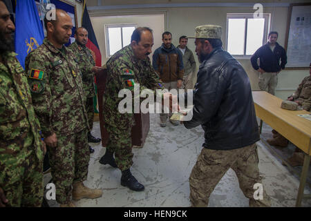 Esercito Nazionale Afghano soldato con il 203rd Corps riceve il suo certificato di diploma dall'esplosivo pericolo corso di riduzione (EHRC), in avanti su una base operativa Thunder, Patikya provincia, Afghanistan, 8 dicembre, 2013. Il EHRC corso insegna i soldati come gestire al meglio e di ordigni inesplosi esplosa. (U.S. Foto dell'esercito da Cpl. Ambra Stephens/RILASCIATO) Esplosivi riduzione del pericolo corso 131208-A-YX345-049 Foto Stock