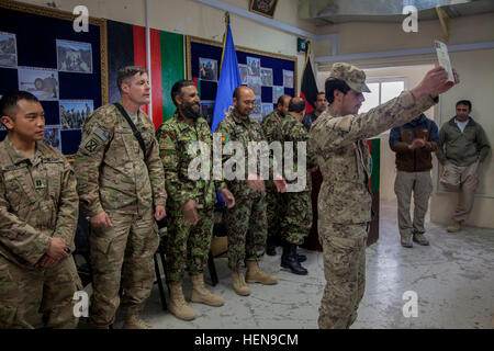 Esercito Nazionale Afghano soldato con il 203rd Corps mostra fuori il suo certificato di diploma dall'esplosivo pericolo corso di riduzione (EHRC), in avanti su una base operativa Thunder, Patikya provincia, Afghanistan, 8 dicembre, 2013. Il EHRC corso insegna i soldati come gestire al meglio e di ordigni inesplosi esplosa. (U.S. Foto dell'esercito da Cpl. Ambra Stephens/RILASCIATO) Esplosivi riduzione del pericolo corso 131208-A-YX345-070 Foto Stock