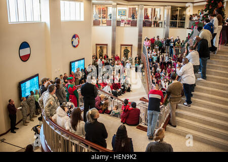 Centinaia di soldati e civili riempito il Marshall Hall atrium durante gli Stati Uniti Esercito comando Reserve Holiday Open House e albero cerimonia di illuminazione, Dic 13, 2013. USARC militari e civili hanno preso del tempo per festeggiare la stagione e comunione gli uni con gli altri. (U.S. Foto dell'esercito da Timothy L. Hale/RILASCIATO) USARC Holiday Open House 2013 131213-A-XN107-464 Foto Stock