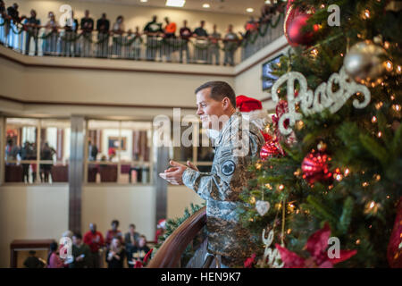 Lt. Gen. Jeffrey W. Talley, Chief, U.S. La riserva di esercito e il comando generale, U.S. La riserva di esercito di tubicini di comando insieme con la musica durante le vacanze USARC Open House e albero cerimonia di illuminazione, Dic 13, 2013. USARC militari e civili hanno preso del tempo per festeggiare la stagione e comunione gli uni con gli altri. (U.S. Foto dell'esercito da Timothy L. Hale/RILASCIATO) USARC Holiday Open House 2013 131213-A-XN107-589 Foto Stock