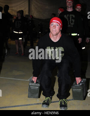 Un guardiano nazionale dell'esercito americano esegue squat di munizioni durante la gara di 5K della Guardia Nazionale e Minuteman Challenge al Bagram Air Field, concludendo una celebrazione di tre giorni del 377° compleanno ospitata dal 437th Military Police Battalion della Guardia Nazionale dell'Ohio, evidenziando la forma fisica e l'esprit de Corps. Foto Stock