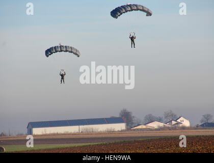 Paracadutisti tedeschi condurre una elevata altitudine, bassa apertura saltare oltre il Alzey Drop Zone vicino a Kaiserslautern 16 dic. I paracadutisti sono state conducendo il funzionamento del giocattolo goccia come parte del salto di livello internazionale alla settimana. I paracadutisti offerti Santa Claus un giro e ha consegnato giocattoli per i ragazzi e le ragazze in attesa in Alzey zone di caduta. Il funzionamento del giocattolo caduta è un evento annuale coordinato dalla quinta Quartermaster distacco (airborne), XXI Theatre Supporto comando, per fornire i giocattoli per l'area per famiglie. (US Army photo by Staff Sgt. Warren Wright, XXI TSC Affari pubblici) noi, nazioni partner condurre il funzionamento del giocattolo D Foto Stock