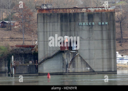 Questa è la barra di Hales Dam power plant edificio in Jasper, Tennessee, Dic 19, 2013. Hales diga Bar aperto nel 1913 e il progetto è stato il primo a fornire energia idroelettrica in tutto il mondo. La diga ha cessato le proprie attività nel 1968. (U.S. Foto dell'esercito da Leon Roberts/RILASCIATO) Questo è il Hales Bar Dam power plant edificio in Jasper, Tennessee, Dic 19, 2013 131219-A-EO110-005 Foto Stock