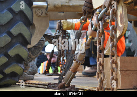 I soldati della 103rd Engineer Company si assicurarono un camion su un vagone ferroviario per il trasporto da Fort Leonard Wood al quartier generale della 1st Infantry Division a Fort Riley, Kan., in seguito all'inattivazione dell'unità. Foto Stock