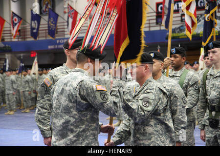Col. Dennis S. Sullivan (a destra), il comandante uscente, 2° Brigata Team di combattimento, decimo Montagna divisione, Fort tamburo, N.Y., passa la brigata di colori per il Mag. Gen. Stephen J. Townsend, commander, decimo Montagna divisione e Fort tamburo, rinunciare al suo comando durante la seconda BCT cambiamento di cerimonia di comando gen. 21 a Magrath Sports Complex. 2° Brigata Team di combattimento accoglie con favore il nuovo comandante 140121-A-ZZ999-016 Foto Stock