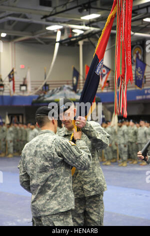 Il Mag. Gen. Stephen J. Townsend, commander, decimo Montagna divisione e Fort Drum, N.Y., passa il 2° Brigata combattere colori della squadra al Col. David S. Doyle, commander, 2° BCT, simbolizzanti Doyle dell assunzione di comando durante la seconda BCT cambiamento di cerimonia di comando gen. 21 a Magrath Sports Complex. 2° Brigata Team di combattimento accoglie con favore il nuovo comandante 140121-A-ZZ999-018 Foto Stock