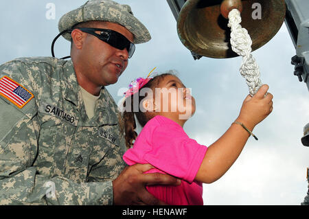 Citizen-Soldiers da Puerto Rico esercito nazionale Guard Landing Craft distacco (LCD) ha accolto con favore i bambini in età prescolare presso la loro nave il 23 gennaio, 2014. I soldati del display LCD stanno sostenendo la 190e 130engineer battaglioni da trasporto di attrezzature da costruzione e materiali di consumo per essere utilizzato nella zanzara Bay area in cui il Porto Rico Guardia Nazionale sta conducendo le operazioni. (Guardia Nazionale foto da Staff Sgt. Giuseppe Rivera Rebolledo, Puerto Rico Guardia Nazionale Ufficio per gli affari pubblici) PRNG's Landing Craft cittadino-soldato benvenuti Vieques i bambini in età prescolare 140123-A-SM948-944 Foto Stock