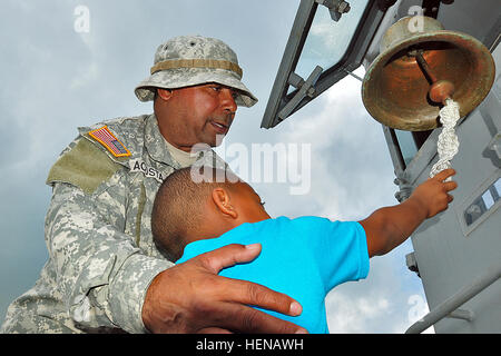 Citizen-Soldiers da Puerto Rico esercito nazionale Guard Landing Craft distacco (LCD) ha accolto con favore i bambini in età prescolare presso la loro nave il 23 gennaio, 2014. I soldati del display LCD stanno sostenendo la 190e 130engineer battaglioni da trasporto di attrezzature da costruzione e materiali di consumo per essere utilizzato nella zanzara Bay area in cui il Porto Rico Guardia Nazionale sta conducendo le operazioni. (Guardia Nazionale foto da Staff Sgt. Giuseppe Rivera Rebolledo, Puerto Rico Guardia Nazionale Ufficio per gli affari pubblici) PRNG's Landing Craft cittadino-soldato benvenuti Vieques i bambini in età prescolare 140123-A-SM948-222 Foto Stock