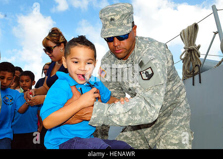 Citizen-Soldiers da Puerto Rico esercito nazionale Guard Landing Craft distacco (LCD) ha accolto con favore i bambini in età prescolare presso la loro nave il 23 gennaio, 2014. I soldati del display LCD stanno sostenendo la 190e 130engineer battaglioni da trasporto di attrezzature da costruzione e materiali di consumo per essere utilizzato nella zanzara Bay area in cui il Porto Rico Guardia Nazionale sta conducendo le operazioni. (Guardia Nazionale foto da Staff Sgt. Giuseppe Rivera Rebolledo, Puerto Rico Guardia Nazionale Ufficio per gli affari pubblici) PRNG's Landing Craft cittadino-soldato benvenuti Vieques i bambini in età prescolare 140123-A-SM948-393 Foto Stock