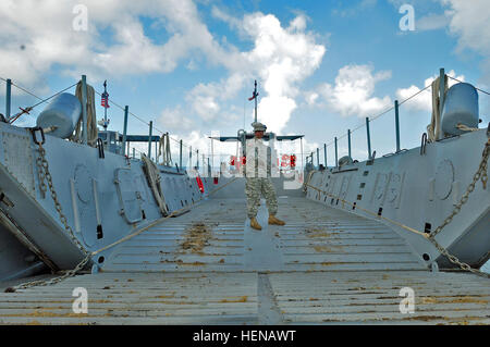 Citizen-Soldiers da Puerto Rico esercito nazionale Guard Landing Craft distacco (LCD) ha accolto con favore i bambini in età prescolare presso la loro nave il 23 gennaio, 2014. I soldati del display LCD stanno sostenendo la 190e 130engineer battaglioni da trasporto di attrezzature da costruzione e materiali di consumo per essere utilizzato nella zanzara Bay area in cui il Porto Rico Guardia Nazionale sta conducendo le operazioni. (Guardia Nazionale foto da Staff Sgt. Giuseppe Rivera Rebolledo, Puerto Rico Guardia Nazionale Ufficio per gli affari pubblici) PRNG's Landing Craft cittadino-soldato benvenuti Vieques i bambini in età prescolare 140123-A-SM948-430 Foto Stock