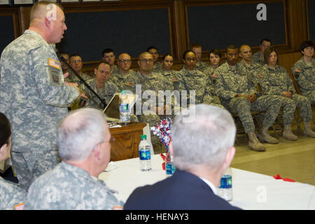 Col. David M. Hammons, Comandante novantesimo supporto brigata, affronta i soldati e i membri della famiglia durante una cerimonia di congedo essendo tenuti in onore del 327distacco di trasporto e i loro cari Gen 25, 2014 al locatore's Lodge, Elks Lodge #1859, in Stillwater. Con il completamento della loro mobilitazione cerimonia, la 327è impostato per la distribuzione su un 9 mesi di missione in Afghanistan a sostegno dell'Operazione Enduring Freedom. (U.S. La riserva di esercito foto di Cpl. Jeffery Shackelford 343 MPAD) Stillwater esercito di unità di riserva a capo per l'Afghanistan 140125-A-CV053-153 Foto Stock