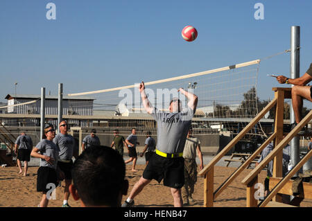 Bucksport, Maine native, Staff Sgt. Michael Dargon, battaglia sottufficiale di Fort Bragg, N.C.-basato ottantaduesima BRIGATA DI SUPPORTO PER GLI STATI UNITI Comando centrale Materiel Elemento di recupero, volleys una palla in rete durante una partita di pallavolo gen. 30 a Kandahar Airfield, Afghanistan. (U.S. Esercito foto di Sgt. 1. Classe Jon Cupp, 82SB-CMRE Affari pubblici) 82SB-CMRE truppe resilienza giocare a pallavolo a KAF 140130-A-MU632-341 Foto Stock