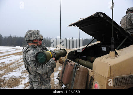 Paracadutisti assegnato alla società destinato, secondo battaglione, 503rd Reggimento di Fanteria, 173rd della brigata di fanteria combattere Team (Airborne) fuori di Vicenza, Italia, preparare per il trasporto a traino 2b missile per la cottura lane, durante un'esercitazione a fuoco presso il comune di formazione multinazionale nel comando di Grafenwoehr, Germania, Feb. 1. (Foto di US Army Staff sergente Pablo N. Piedra/RILASCIATO) Live-fire trainare 2B esercizio 140201-A-KG432-059 Foto Stock