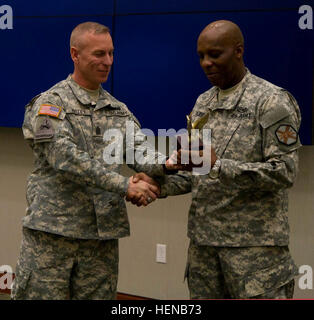 Il comando Sgt magg. Ronnie R. Kelley, U.S. Esercito centrale, arruolati senior adviser, presenta un segno di apprezzamento da parte dei soldati e civili di USARCENT al comando Sgt. Il Mag. Ernest R. Lee, comando di guarnigione sergente maggiore, Fort Jackson, S.C. Lee era l'oratore ospite durante la storia African-America mese rispetto a Patton Hall 3 feb. (Foto di Staff Sgt. Chancey Taikeila USARCENT Affari pubblici) US Army Central celebra la storia afro-americana mese 140203-A-XY876-003 Foto Stock