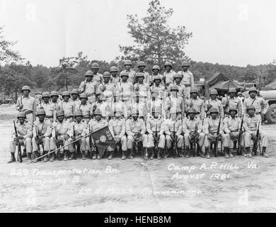 Il Maryland la Guardia Nazionale di 229I Battaglione di trasporto la società B per assemblare un'unità foto a Fort A.P. Hill, Virginia, Agosto 1961. Uno sguardo alla storia nero nel Maryland Guard 610801-A-ZZ999-001 Foto Stock