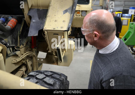 Il comando nuovo Delegato dell'U.S. La riserva di esercito Comando, James Balocki, viste di un nuovo supporto della cabina strumento, progettato congiuntamente tra la 88th RSC dipartimento di logistica divisione di manutenzione e il Fort McCoy DOL per aumentare la sicurezza quando si lavora su mezzi di trasporto pesanti attrezzature, durante una visita in loco presso la 88th regionali di sostegno della sede centrale di comando, Fort McCoy, Wisconsin, il 6 febbraio al fine di guadagnare una più profonda comprensione della 88th RSC la missione. Il sig. Balocki espresso grande preoccupazione per la riserva di civili e soldati, e ha dichiarato che egli è dedicato a migliorare non solo la logistica Foto Stock