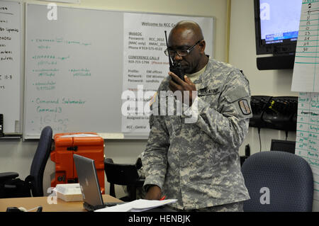 Master Sgt. Ander selvagge, 113Supporto brigata, parla con attivata la Guardia Nazionale squadre presso la divisione di gestione delle emergenze in Butner, N.C., Feb 12, 2014. La Carolina del Nord la guardia nazionale sta lavorando con autorità locali e statali in risposta alla tempesta invernale Pax. (U.S. Esercito nazionale Guard foto di PFC. Lisa vitigni, 382 Affari pubblici Distacco/RILASCIATO) NC la Guardia Nazionale e le autorità incaricate dei servizi di soccorso di rispondere alla tempesta invernale Pax 140212-A-EH515-770 Foto Stock