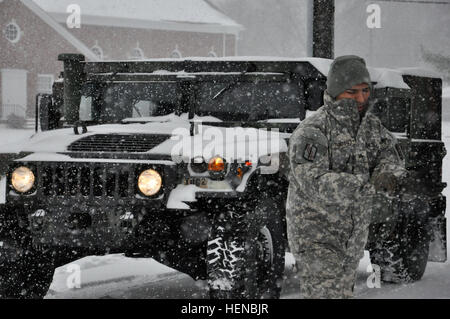 Sgt. Rodolfo Navarro, 1452nd combattere attrezzature pesanti trasporti azienda di trasporti, si prepara con la sua unità per assistere i driver a filamento lungo I-85 in Butner, N.C, Feb 12, 2014. La Carolina del Nord la guardia nazionale sta lavorando con autorità locali e statali per rispondere alla tempesta invernale Pax. (U.S. Esercito nazionale Guard foto di PFC. LisaVines, 382 Affari pubblici Distacco/RILASCIATO) NC la Guardia Nazionale e le autorità incaricate dei servizi di soccorso di rispondere alla tempesta invernale Pax 140212-A-EH515-617 Foto Stock