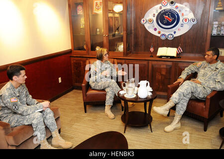 Gen. Vincenzo K. Brooks, comandante generale per gli Stati Uniti Pacifico esercito, incontra Lt. Gen. Patricia Horoho, il chirurgo generale per gli Stati Uniti Esercito, presso il centro storico di cerchio Palm Situato sulla Fort Shafter, Hawaii, Feb. 12. Lt. Col. Craig Taylor ha inoltre partecipato alla riunione. (U.S. Foto dell'esercito da Staff Sgt. Kyle J. Richardson, USARPAC PAO) US Army chirurgo generale visita USARPAC 140212-A-RV513-011 Foto Stock