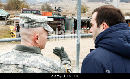 Stati Uniti Esercito Col. John G. Norris, Comandante della multinazionale comune Readiness Center (JMRC) (gruppo Operations), in stile georgiano e il ministro della Difesa, Irakli Alasania osservare come georgiano soldati dell esercito di condurre una evacuazione medica evento di formazione durante una missione prove generali di esercizio (MRE) al giunto multinazionale Centro Readiness in Hohenfels, Germania, Feb 13, 2014. Il MRE consisteva di soldati georgiani formazione a fianco degli Stati Uniti Marine Corps le guide prima di eseguire la distribuzione in Afghanistan al fine di affinare le competenze necessarie per operare a fianco di forza internazionale di assistenza alla sicurezza forze dei partner in un conteggio Foto Stock