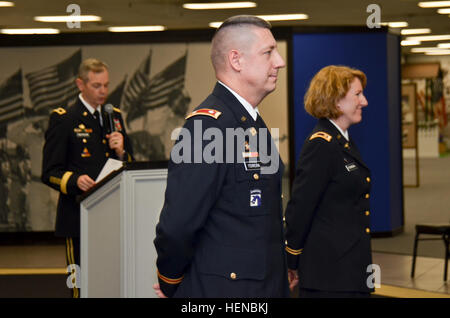 Esercito il Mag. Stacey Ferreira (a destra) e suo marito esercito Lt. Col. Jay M. Ferreira (centro) ascoltare mentre esercito il Mag. Gen. Sean B. MacFarland, Fort Bliss Comandante generale e 1° Divisione Corazzate Commander, indirizzi atendees della loro promozione cerimonia al Fort Bliss e Old Ironsides Musei Situato sulla Fort Bliss, Texas, Feb. 13. Il Ferreiras sono state promosse insieme da MacFarland ai ranghi del tenente colonnello e il colonnello. (U.S. Esercito foto di Sgt. Kyle Wagoner, XXXII esercito aria e la difesa missilistica comando) marito, moglie promosso insieme a Fort Bliss 140213-A-RI362-066 Foto Stock