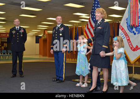 Esercito Lt. Col. Stacey Ferreira (destra) stand con i suoi figli e gli indirizzi dei partecipanti di una cerimonia di promozione a Fort Bliss e Old Ironsides Musei Situato sulla Fort Bliss, Texas, Feb. 13. Ferreira e suo marito, Esercito Col. Jay M. Ferreira (centro), sono state promosse insieme da esercito il Mag. Gen. Sean B. MacFarland (sinistra), Fort Bliss Comandante generale e 1° Divisione Corazzate Commander, durante la cerimonia per i ranghi del tenente colonnello e il colonnello. (U.S. Esercito foto di Sgt. Kyle Wagoner, XXXII esercito aria e la difesa missilistica comando) marito, moglie promosso insieme a Fort Bliss 140213-A-RI362-1 Foto Stock