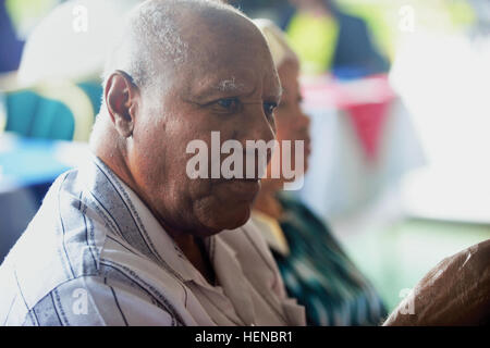 Il sig. Benito Bennett, un cubano-americana residente a Guantanamo Naval Station, parla del suo passato qui a GTMO, e le modifiche che può essere visto nel corso dei decenni, 16 marzo 2014. Il GTMO Club comunitaria tiene mensilmente un pranzo presso il ristorante Bayview; come un tributo per l'anniversario del Trattato cubano-americana del 1903, cubana residenti hanno chiesto di essere ospiti speciali per il mese di febbraio il pranzo. (Foto di esercito Sgt. Spencer Rhodes, JTF Affari pubblici) cubani residenti americano rally GTMO comunità come ospiti speciali 140216-A-EG775-407 Foto Stock