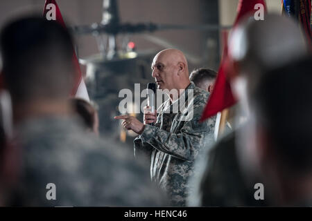 Capo di stato maggiore degli Stati Uniti Esercito gen. Raymond T. odierno, centro parla di soldati con il 4° Stormo, 6° reggimento di cavalleria, xvi combattere la Brigata Aerea, seconda divisione di fanteria a Camp Humphreys, Corea del Sud, Feb 24, 2014. (U.S. Esercito foto di Sgt. Mikki Sprenkle/RILASCIATO) capo del personale dell'U.S. Esercito gen. Raymond T. odierno, centro parla di soldati con il 4° Stormo, 6° reggimento di cavalleria, xvi combattere la Brigata Aerea, seconda divisione di fanteria a Camp Humphreys, Corea del Sud 140224-A-KH856-960 Foto Stock