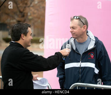 Da sinistra, KTSM news anchor, Keagan Harsha interviste Il Mag. Gen. Sean MacFarland, comandante generale della prima divisione corazzata e Fort Bliss durante il Susan G. Komen Race per la cura a Biggs Park a est Fort Bliss, Texas Marzo 2, 2014. Gara per la cura 140302-A-EF558-009 Foto Stock