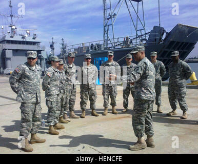 Col. Gaspare Magaddino, 311th comitato assistente capo del personale, risolve una Landing Craft Utility 2000 equipaggio presso la base navale di Ventura County, Port Hueneme, in preparazione della logistica comune oltre la riva esercizio dal 2 al 5 aprile. (U.S. Foto dell'esercito da Lt. Col. Steven McLaughlin) La 481st Transportation Company lascia la porta per esercizio JLOTS 140310-A-ZZ999-293 Foto Stock