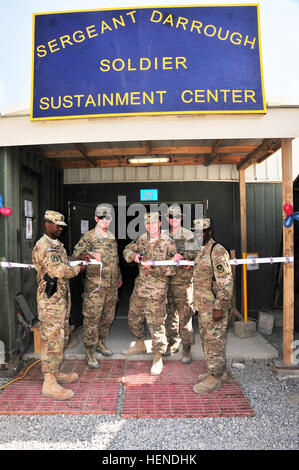 Air Force Brig. Gen. Michael Fantini, comandante di Kandahar Airfield taglia il nastro cerimoniale presso la grande apertura del Sgt. Soldato Darrough Supporto centro sul KAF, Afghanistan, Marzo 26. Guardando da sinistra sono esercito Col. Fletcher Washington, KAF garrison Comandante esercito; Col. Jeffery Sims, ex KAF garrison Comandante esercito; Lt. Col. Roger Swartwood, KAF garrison direttore di opere pubbliche; e l'esercito Lt. Col Gregorio Sanders, decimo truppe speciali comandante del battaglione. La struttura è stata costruita per consolidare le finanze, il principale ufficio postale, scheda di identificazione di sezione e regionali di M Foto Stock