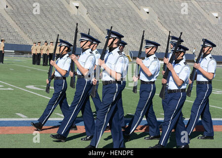 Franklin High School di Air Force Junior Reserve Officer Training Corps trapano armati team marchigiano per il campo di gara Mar. 29, 2014 presso la University of Texas di El Paso. Il Franklin High School del trapano armati Team ha vinto il secondo posto al trapano armati Team mostra concorso. (U.S. Foto dell'esercito da Staff Sgt. Kulani J. Lakanaria) host UTEP XIII annuale trapano ROTC soddisfare 140329-A-UW671-075 Foto Stock