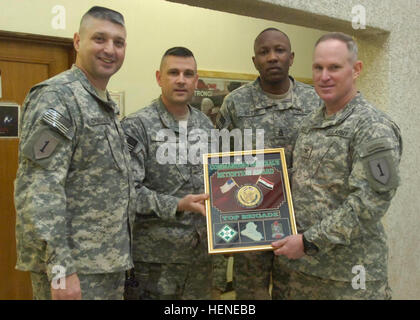 Il comando Sgt. Il Mag. Giovanni Gioia, senior sottufficiale della 4a divisione di fanteria e Division-Baghdad multinazionale, presenta il comandante generale di ritenzione del premio a Col. Ricky Gibbs, il comandante della quarta brigata di fanteria Team di combattimento da Austin, Texas, il comando Sgt. Il Mag. Jim Champagned, senior sottufficiale della quarta IBCT e Sgt. 1. Classe Tito Reed, la quarta IBCT senior consigliere di carriera da Long Island, N.Y., alla Task Force Dragon presso la sede centrale in avanti su una base operativa Falcon 4 marzo. Il 'drago' Brigata ha portato MND-B in reenlistments per il passato th Foto Stock