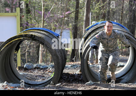 Sgt. Jessica bovini di Mauston, Wis., 86º Training Division, Fort McCoy, Wis., spese al di fuori del canale sotterraneo di ostacolo durante la 84Comando formazione miglior guerriero ostacolo Course Test Mercoledì, Aprile 16, 2014 il primo tenente Raymond O. Beaudoin ostacolo corso su Fort Knox, Ky. Foto di Sgt. 1. Classe Clinton legno, 84A Comando di formazione affari pubblici. Vince il soldato 'Soldier dell'Anno" nel primo guerriero migliore concorrenza 140416-A-HX393-118 Foto Stock