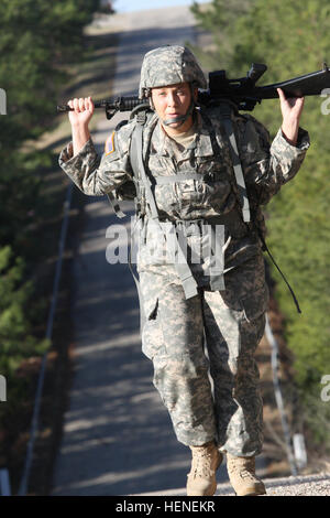 Sgt. Jessica bovini di Mauston, Wis., 86º Training Division, Fort McCoy, Wis., si avvicina alla parte superiore di una delle numerose colline su Fort Knox, Ky., durante la 84Comando formazione miglior guerriero 6.2-Mile Road Marzo Giovedì, 17 aprile 2014. Ella ha detto che porta il "Rubber Duck' fucile in questo modo il suo assistito in arrampicata sulle colline. (Foto di Sgt. 1. Classe Clinton legno; 84ma il comando di formazione Affari pubblici) Soldato vince 'Soldier dell'Anno" nel primo guerriero migliore concorrenza 140417-A-HX393-911 Foto Stock