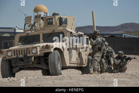 FORT IRWIN, California - Stati Uniti I soldati dell esercito, assegnato alla 977th Polizia Militare Company, 97th Polizia Militare battaglione, 1a divisione di fanteria, condurre verifiche comunicazione su un AeroVironment RQ-11 Raven prima del lancio durante una operazione di formazione presso il Centro Nazionale di Allenamento, 19 aprile 2014. La Raven è una piccola mano-lanciato remote- controllato drone (UAV) utilizzato per mostrare il comando superiore a Birds Eye View di un terreno specifico. (U.S. Esercito foto di Sgt. Richard W. Jones Jr., gruppo Operations, National Training Center) National Training Center patrol esercizio 140419-A-QU939-467 Foto Stock