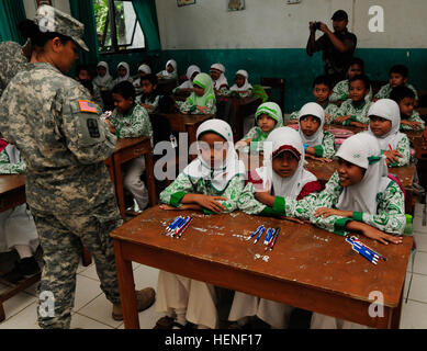 L'Hawaii esercito Guardia Nazionale dello stato del programma di Partenariato Non-Commissioned Officer esperto team di Exchange e la Tentara Nasional Indonesia Angkatan Darat (TNI-AD) esercito indonesiano ha condotto un relazioni comunitarie progetto visitando una vicina scuola elementare di distribuire le matite e penne per i bambini e il personale il 24 aprile 2014. (U.S. Esercito foto di Sgt. 1. Classe Theresa Gualdarama) esercito Hawaii guardie exchange più di esperienza militare con l' esercito indonesiano sottufficiali 140424-A-PI315-159 Foto Stock