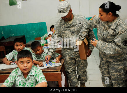 L'Hawaii esercito Guardia Nazionale dello stato del programma di Partenariato Non-Commissioned Officer esperto team di Exchange e la Tentara Nasional Indonesia Angkatan Darat (TNI-AD) esercito indonesiano ha condotto un relazioni comunitarie progetto visitando una vicina scuola elementare di distribuire le matite e penne per i bambini e il personale il 24 aprile 2014. (U.S. Esercito foto di Sgt. 1. Classe Theresa Gualdarama) esercito Hawaii guardie exchange più di esperienza militare con l' esercito indonesiano sottufficiali 140424-A-PI315-168 Foto Stock