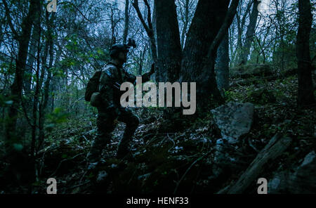Un U.S. Army Ranger assegnato al 3° Battaglione, 75o Reggimento Ranger, sale su un pendio di montagna durante una missione di addestramento su Fort Knox, Ky., 24 aprile 2014. 3° Battaglione è in fase di attività annuale di formazione di forza per valutare il modo in cui i loro soldati di eseguire durante situazioni operative. I rangers sono costantemente la formazione per mantenere il più alto livello di competenza tattico. (U.S. Esercito Foto di PFC. Gabriel Segura/ Rilasciato) 3D Battaglione Ranger task force 140424 formazione-A-ll713-005 Foto Stock