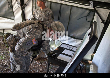 Stati Uniti Il personale dell'esercito Sgt. Giacobbe West, assegnati al 3° U.S. Reggimento di Fanteria (la vecchia guardia), identifica i punti su una mappa durante il guerriero compiti e le esercitazioni parte del distretto militare di Washington (MDW) guerriero migliore concorrenza in Fort A.P. Hill, Va., 6 maggio 2014. Soldati e ufficiali noncommissioned di MDW dimostrare le loro competenze in una vasta gamma di eventi per determinare la parte superiore di NCO e junior arruolato del 2014. (U.S. Esercito foto di Spc. Alexandra Campo/RILASCIATO) Distretto Militare di Washington guerriero migliore concorrenza 2014 140506-A-RT803-026 Foto Stock