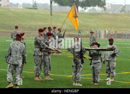 Paracadutisti assegnato per la lotta contro la Brigata Aerea, ottantaduesima Airborne Division prepararsi a uncase i colori come pioggia cade durante la guardia di colore concorso, 15 maggio 2014, come parte integrante di ogni settimana americana. Tutti settimana americana riunisce i paracadutisti corrente, veterani, familiari e la comunità per celebrare la divisione aerotrasportata unico patrimonio e onorare la sua eredità. Quest'anno tutte le settimana americana tema è "Celebrando il settantesimo anniversario del D-Day e il paracadutista.' (Foto dal personale Sgt. Terrance Payton, ottantaduesima Airborne Division) ogni settimana americana Color Guard 140515 concorrenza-A-CK2 Foto Stock