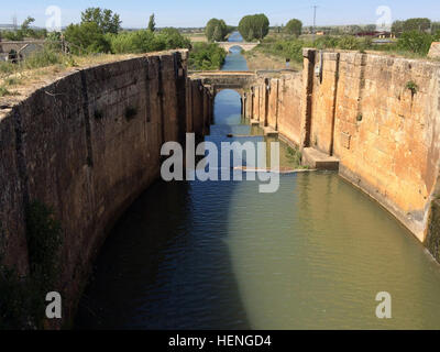 Questo è il XVIII secolo Canal de Castilla, un sistema di canali che in origine conteneva 50 si blocca. Questa porzione, una volta usato per il trasporto di colture, si trova a Fromista, Spagna. Barney Schulte, un ingegnere strutturale negli Stati Uniti Esercito di ingegneri del distretto di Nashville, ha preso questa foto 16 maggio 2014, durante la sua 490 miglia di pellegrinaggio del Camino de Santiago, un antico percorso che i cristiani ripercorrere per un rinnovamento spirituale. Gli ingegneri dipendente avventura di proporzioni bibliche 140516-A-CE999-100 Foto Stock