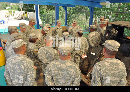 Citizen-Soldiers del 714 Quartermaster Company, 191st regionale gruppo di supporto, Puerto Rico Esercito Nazionale Guardia, colaborated con il Porto Rico acqua utilities agenzia (AAA) al fine di formare su acqua procedure di purificazione, che aiuterà a preparare la Citizen-Soldiers in caso di qualsiasi tipo di emergenza che potrebbe limitare la purificazione di acqua di produzione. (Esercito Guardia Nazionale foto di Sgt. Pablo Pantoja, Ufficio per gli affari pubblici, Puerto Rico Guardia Nazionale) 714th Quartermaster Co. treni presso il locale acqua utilities strutture in San Lorenzo 140531-A-KD550-829 Foto Stock