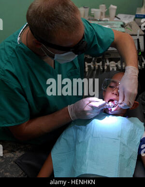 VICENTE NOBLE, Repubblica Dominicana - Capt. David Bennett, un dentista con la 143Società dentale, riempie una cavità per Michael Reyes, un 4-anno-vecchio ragazzo dominicana, durante una preparazione dentale esercizio nel villaggio di Vicente Noble, Repubblica Dominicana, Giugno 2, 2014. Bennett, un piacevole Grove, Utah, nativo, e altri membri della 14rd società dentale partecipano oltre l'orizzonte 2014, un accordo bilaterale in materia di esercizio che si concentra sul miglioramento delle infrastrutture e delle relazioni con i paesi partner. Al di là dell'orizzonte 2014 collega Army US servizi odontoiatrici al popolo dominicano 140602-A-ZM Foto Stock