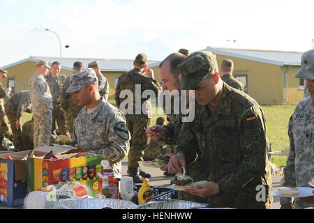 Soldati dal 1° Brigata Team di combattimento, 1° Divisione di cavalleria e soldati tedeschi dalla quarta società, 467th battaglione della logistica, ha trascorso due giorni che interagiscono e partecipano in un armi proficiency test durante la multinazionale esercitazione, combinate risolvere II. Barbecue Americano per le truppe tedesche 140605-A-SJ786-014 Foto Stock