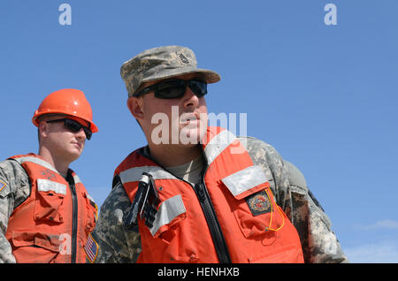 Sgt. 1. Classe Harold S. Hernandez, con la 97th Transportation Company (pesante barca) e primo mate a bordo della Landing Craft Utility 2000 (LCU), guarda ansiosamente su come i suoi soldati indietro i camion di carburante a bordo del LCU durante il 2014 Quartermaster Logistica liquido di esercizio (QLLEX) in base comune Langley-Eustis, Virginia, Giugno 5, 2014. Il 2014 QLLEX viene utilizzato questo anno per fornire una piattaforma di test per due nuove funzionalità che sono considerati per il liquido comunità logistica. (U.S. Esercito foto di Sgt. William A. Parsons) QLLEX 2014 130605-A-SB930-3112 Foto Stock