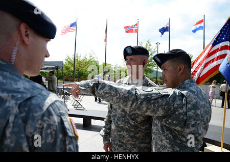 Senior Virginia e Maryland Guardia Nazionale i leader e i soldati della 116della brigata di fanteria combattere Team omaggio al valor, della fedeltà e del sacrificio del D-Day partecipanti al rispetto del settantesimo anniversario dell'invasione alleata della Normandia Giugno 6, 2014, e il National D-Day Memorial a Bedford, Va. Brig. Gen. Timothy P. Williams, Aiutante Generale della Virginia, e Briga. Gen. Blake C. Ortner, la Virginia Guardia Nazionale componente terrestre Commander, leggere vignette storico durante la cerimonia e Briga. Gen. Timothy E. Gowen, Vice ventinovesima divisione di fanteria comandare - Maryl Foto Stock