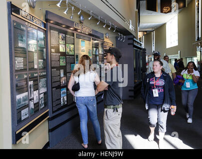 2014 U.S. Army Warrior prove i concorrenti visita Kenna Hall durante un uso ha ospitato la ricezione a West Point, N.Y. L'esercito guerriero comando di transizione ospita l'esercito guerriero prove 15-19 giugno a West Point dove più di 100 feriti e ammalati e feriti soldati e marines, avieri e reduci da tutto il paese sarà face off nel tiro con l'arco, tiro, ciclismo, pista e sul campo, nuoto, seduta a pallavolo e basket in carrozzella. L'esercito guerriero prove consentono di determinare gli atleti che rappresenteranno il Team esercito in 2014 Warrior giochi slated per sett. 28-Ott. 4, Colorado Springs, Colo. (U.S Foto Stock